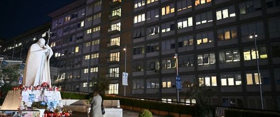 Bolnica u kojoj se nalazi papa Franje