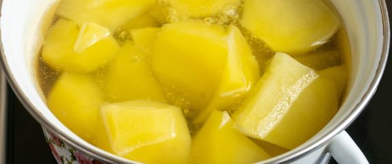 Kada kuhate krumpire za salatu dodajte u vodu i malo octa