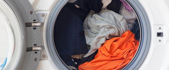 Neki prljavo rublje drže u perilici