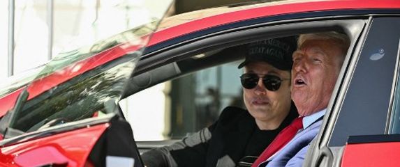 Donald Trump i Elon Musk ispred Bijele kuće - 2