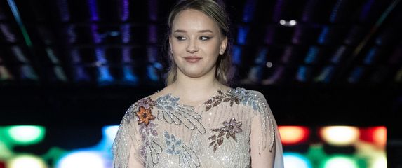 Maturantica Anita u Severininoj haljini na modnoj reviji 'Moja maturalna večer' - 3