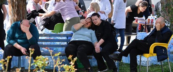 Obitelj i prijatelji žrtava požara u Makedoniji