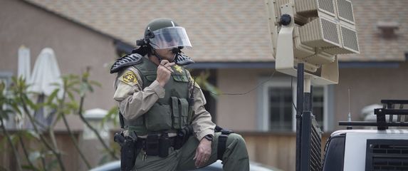 Američki policajac koristi zvučni top