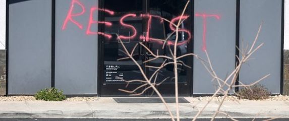 Vandalizam na ulazu u Teslin servis