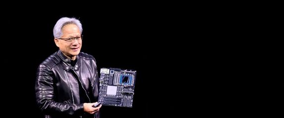 Jensen Huang s matičnom pločom računala u rukama