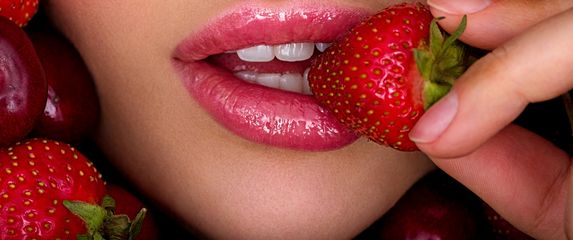Usne u boji jagode