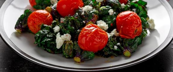 Sotirani špinat s češnjakom i cherry rajčicama - ilustracija