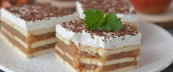 Kolač s jabukama i keksom