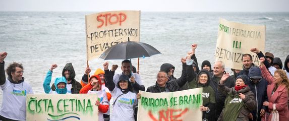 Omišani se prosvjedom usprotivili namjeri gradnje marine na ušću Cetine - 8