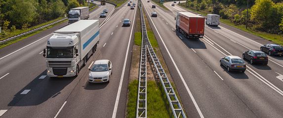 Kamioni na cesti, ilustracija