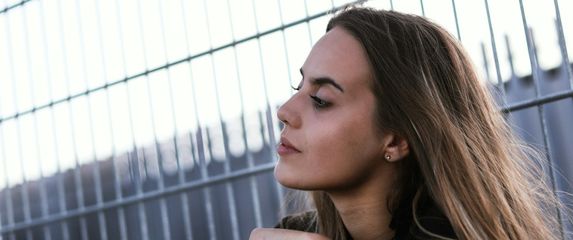 Zamišljena djevojka