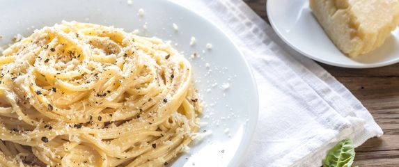 Špageti sa sirom i paprom