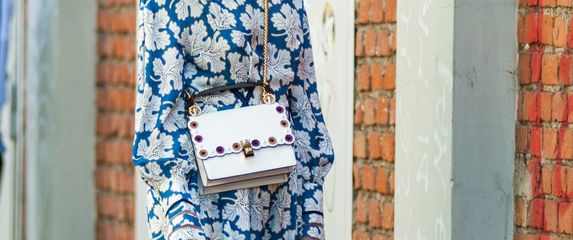 Žena u proljetnoj haljini