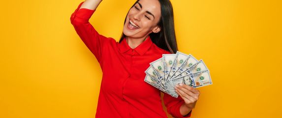 Žena s osvojenim novcima u ruci