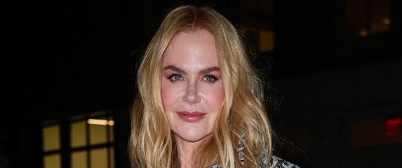 Nicole Kidman u cipelama s ukrasom na potpetici i kaputu leopard uzorka - 4