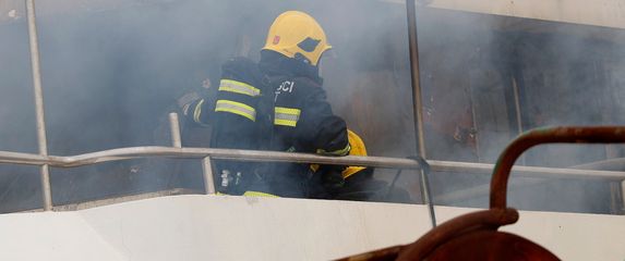 Požar na brodu Amadeus u luci Bajnice - 1