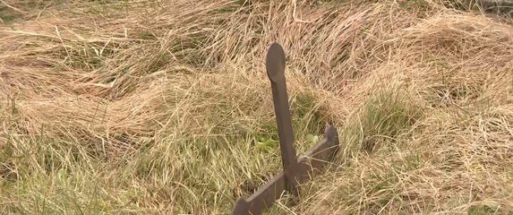 Uklonjeni križevi s groblja