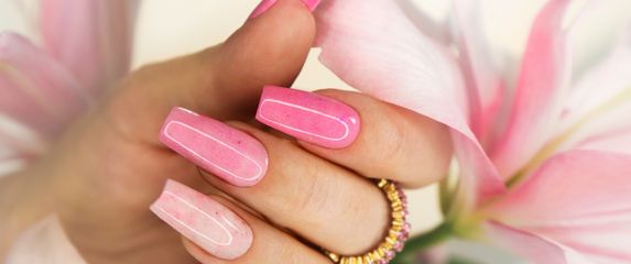 Lijepi ružičasti nokti