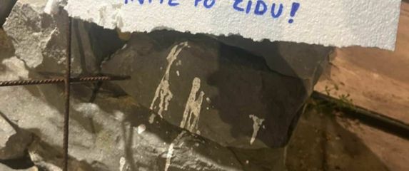 Neobične mrlje i bizarna poruka prolaznicima u Dalmaciji