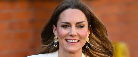 Catherine Middleton sa Sezane naušnicama Dina 2026. - 4