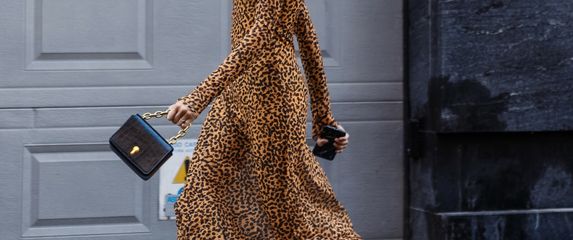 Haljina i tenisice sjajan su spoj