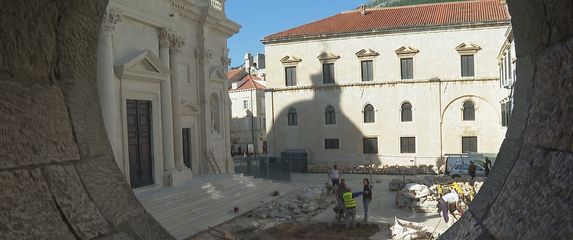 Sarkofag ispred dubrovačke katedrale