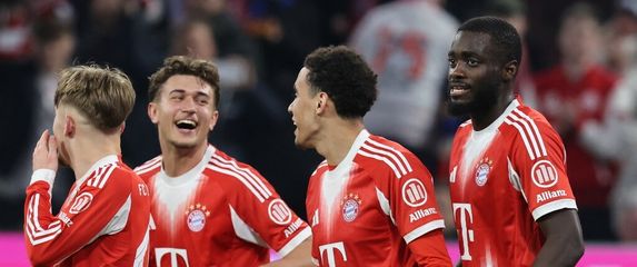 Jamal Musiala slavi s igračima Bayerna