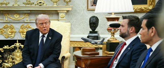 Donald Turmp u Ovalnom ured u s J.D. Vanceom i Marcom Rubiom