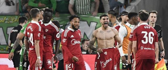 Isaac Romero i igrači Seville