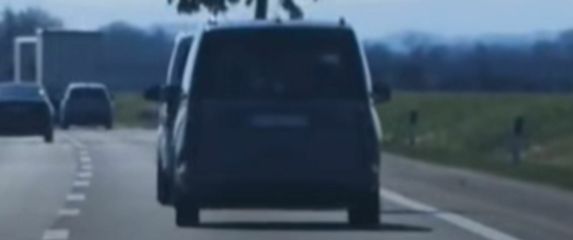 Automobil koji prevozi stablo na autocesti