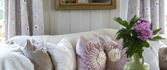 Drvena zidna obloga prostoru daje osjećaj dubine i elegancije