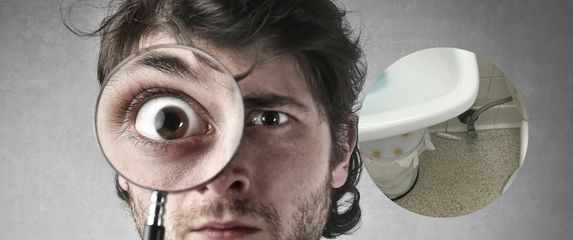 Muškarac koji gleda kroz povećalo i izazov traženja