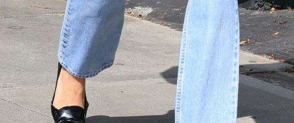 Svjetloplave traperice i cipele s kitten potpeticom nepogrešiv su spoj