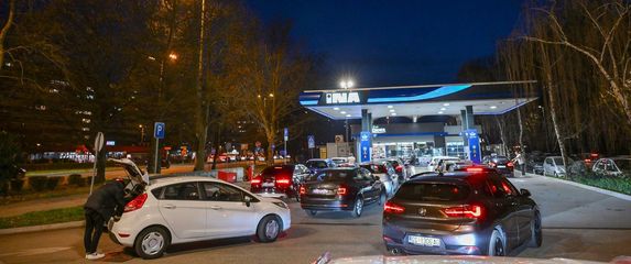Gužve zbog poskupljenja goriva od utorka - 3