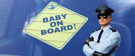 Naljepnica dijete u vozilu i policajac