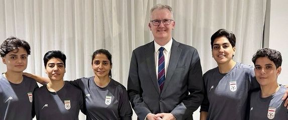 Tony Burke i iranske nogometašice