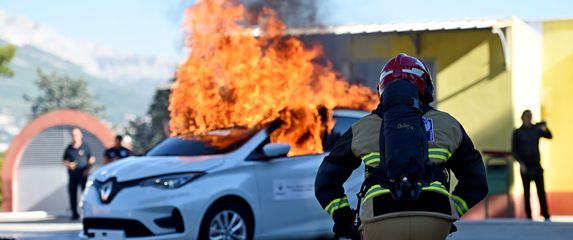 Zapaljeno vozilo, ilustracija