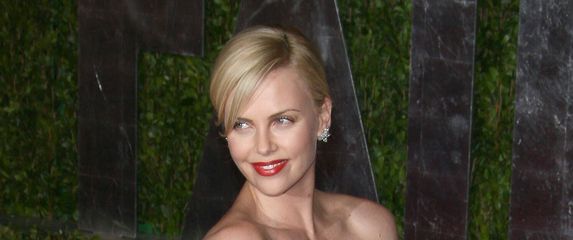 Charlize Theron na Oscarima 2010. godine u Diorovoj haljini - 6