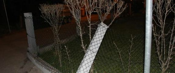 Pijan naletio na dvorišni stup