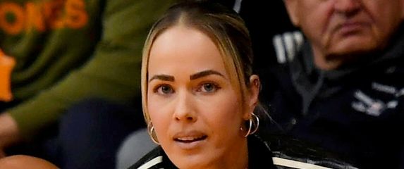 Antonija Mišura Sandrić u cargo hlačama i robusnim čizmama na košarkaškoj utakmici - 4