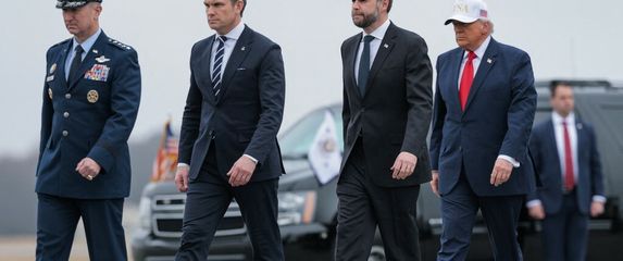 Načelnik Združenog stožera general Dan Caine, američki ministar rata Pete Hegseth, američki potpredsjednik J. D. Vance i Donald Trump