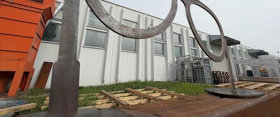 Skulptura naočala u procesu izrade