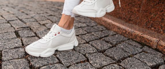 Žena u bijelim tenisicama