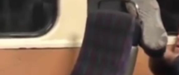 Neobična poza spavanja u tramvaju