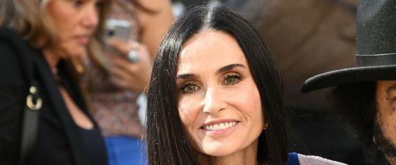 Demi Moore u Saint Laurent haljini 2026. - 2