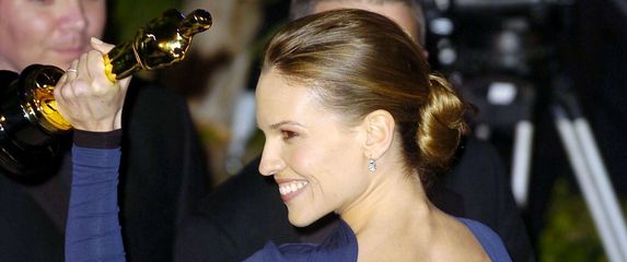 Hilary Swank imala je pamtljivu haljinu 2005. kad je osvojila svoji drugi Oscar