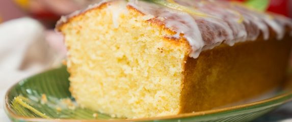 Mirisni Uskrs: Elegantni limun kolač s glazurom