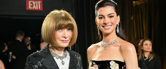 Anna Wintour i Anne Hathaway na 98. Oscarima