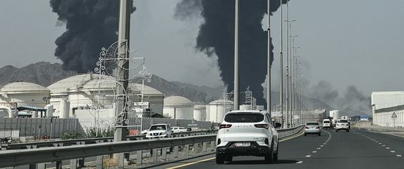 Dim iznad velikog energetskog postrojenja Fujairah u UAE-u