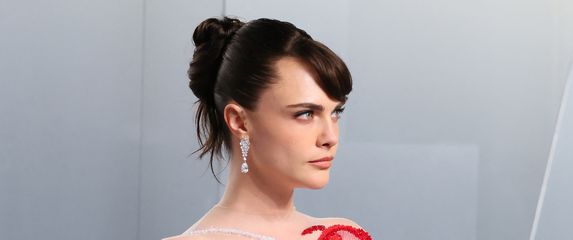 Cara Delevingne u haljini Thoma Brownea na oskarovskom partyju Vanity Faira